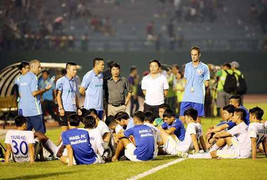 Bầu Đức họp khẩn chống xuống hạng