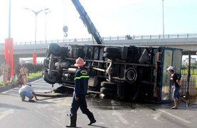 Ô tô tải lật nhào, hoá chất tràn lênh láng ra đường