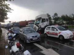 'Hung thần' container mất lái, làm loạn trên giao lộ