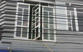 Đưa con đi thi, phụ huynh rơi từ tầng 2 xuống trọng thương