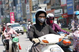 Nắng nóng khủng khiếp tại VN: Gục bên đường, tử vong trên ghế đá