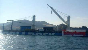 Tàu ngầm Kilo Khánh Hòa đang được đưa vào cảng Lữ đoàn 189