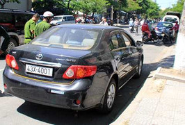 Đập cửa kính, trộm xe ô tô giữa Đà Nẵng