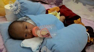 Hà Nội: Bé sơ sinh bị bỏ lại trong thùng xốp bên đường