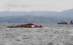 Clip: Phà chở 173 người ở Philippines bị lật khi vừa rời bến