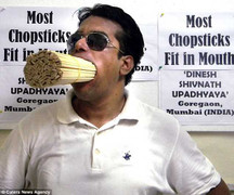 Kỷ lục ngậm hơn 1.000 ống hút của người đàn ông miệng rộng nhất thế giới