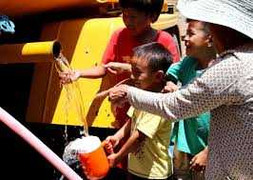 Chia sẻ nguồn nước, mát lòng người dân vùng hạn