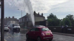 Clip: Vỡ đường ống, nước phun cao 15 mét giữa phố