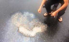 Quốc lộ 1A bị phá hoại bằng hóa chất lạ?