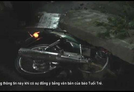 Clip: Tường sập đè bẹp 7 xe máy ở TP.HCM