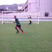 Clip: Mẹo sút bóng vào lưới ‘dễ như ăn kẹo’ khiến thủ môn bó tay