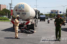 Thiếu nữ chết thảm dưới gầm xe bồn