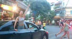 Clip: Truy tìm nhóm chân dài gào rú trong xế hộp ở Hồ Gươm