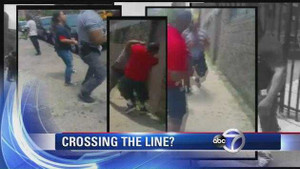 Tranh cãi kịch liệt xoay quanh clip cảnh sát New York đánh người