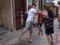 Clip: Thanh niên to khỏe đánh cụ bà giữa phố gây phẫn nộ