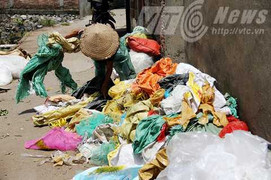 Nắng đổ lửa thiêu đốt, rút kiệt sức người ở xóm trọ ổ chuột giữa Hà Nội