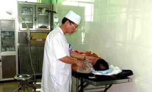 Phụ huynh đưa con đi thi rơi từ tầng 2 đã qua cơn nguy kịch