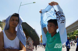 Thần đồng Đỗ Nhật Nam làm thơ xúc động thương phụ huynh chờ con