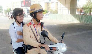 Sĩ tử gặp tai nạn, CSGT dùng xe chuyên dụng chở đến trường thi