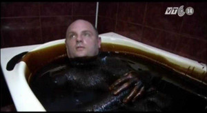 Rộ mốt đại gia làm đẹp bằng cách tắm dầu thô