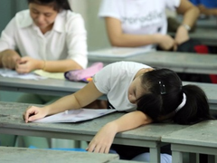 Thí sinh ngất xỉu khi hay tin bố đột ngột qua đời