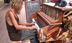 Ông lão vô gia cư chơi piano điêu luyện gây ‘sốt’ trên mạng