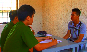 Bắt kẻ chuyên giật túi phụ nữ trên đường làng