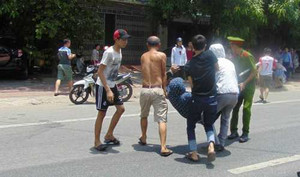 Yêu cầu dừng xe, cảnh sát bị hai thanh niên đâm bất tỉnh