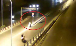 Video: Xe máy phóng như bay đâm vào cột biển báo giao thông