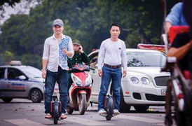 Xe điện 1 bánh giá 20 triệu đồng chạy loạn phố