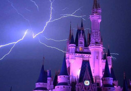 Clip: Sét đánh ‘tưng bừng’ như pháo hoa trên Lâu đài Lọ Lem