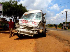 2 ôtô nát bét sau cú đấu đầu, nhiều người thương vong