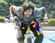 Clip: Tuyệt kỹ đi xe đạp trên nóc máy bay