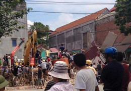 Nhà 3 tầng bất ngờ đổ sập, một người mắc kẹt