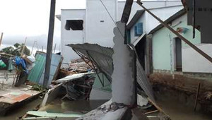 Ba căn nhà bất ngờ sụp xuống sông trong đêm