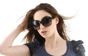 Đeo kính râm có thể bị... mù!