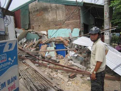 Tài xế ngủ gật, lao xe san phẳng nhà dân