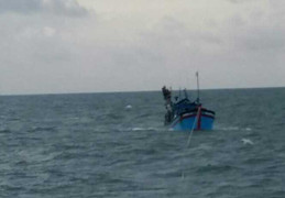 Vật lộn với sóng dữ cứu 9 thuyền viên gặp nạn trên biển