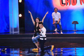 Trấn Thành cầu hôn gái đẹp khiến Việt Hương ghen tị