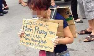 Người phụ nữ quỳ gối, rạch tay 'xin bán trà đá để nuôi con'