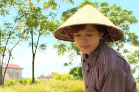 Video tuyệt đẹp về nhà vô địch SEA Games về quê lội ruộng