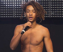 Jaden Smith khoe bụng sáu múi trên sàn diễn
