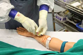 Máu bệnh nhân HIV phun, 18 y, bác sỹ nguy cơ phơi nhiễm HIV