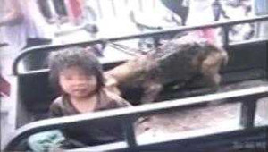 Rúng động vụ bé 7 tuổi bị cha mẹ ép sống trong chuồng lợn