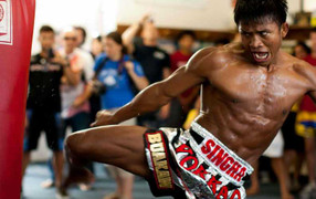 Xem 'đứa con của quỷ' tập đòn lên gối đầy uy mãnh