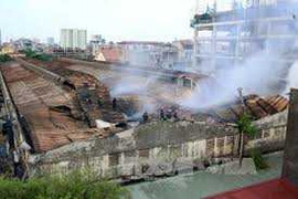 Clip: Cháy lớn khu xưởng ôtô ở Hà Nội