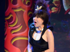 Lê Khánh táo bạo khoe vòng một