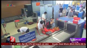 Clip: Lật tẩy hàng loạt vụ hành khách lấy đồ của nhau ở sân bay