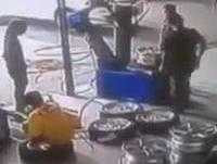 Clip: Bơm nổ lốp xe, công nhân bị bắn tung lên trời