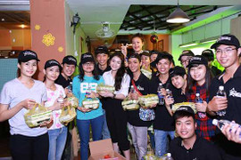 Thủy Top trắng đêm cùng fan làm từ thiện